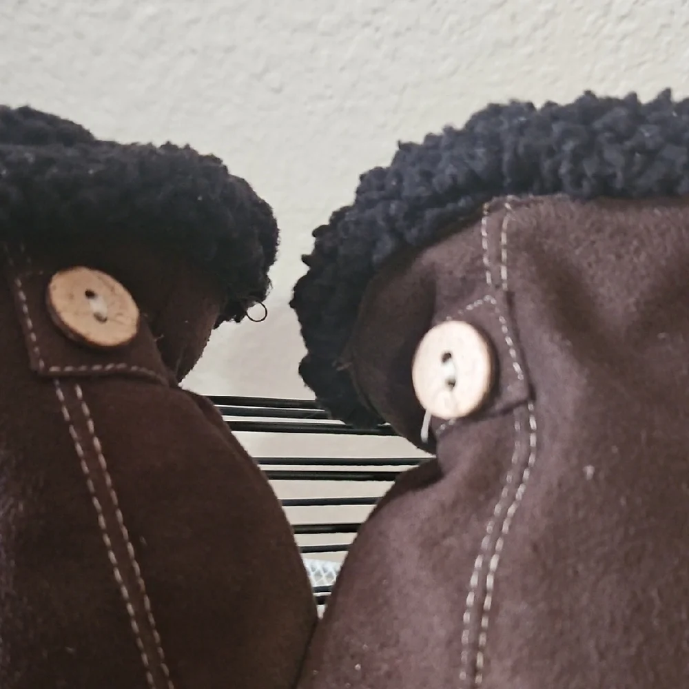 Isotoner Brown Winter Gloves with Black Trim Size L/XL